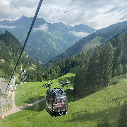 Alppimaisemaa Ischglissä.