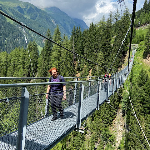 Rohkelikot Sari Hiltunen ja vanavedessään Jonne Komsi Ischglissä riippusiltaa ylittämässä.