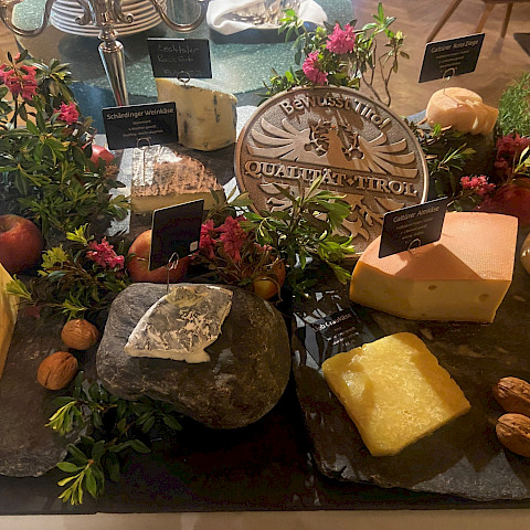 Hotelli Goldener Adlerin taivaalliseksi kehuttu gluteeniton viiden ruokalajin illallinen oli maineensa veroinen!