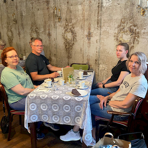 Sari ja Teuvo Hiltunen, Anne ja Aino Salmi iltapäiväkahvilla Innsbruckissa.