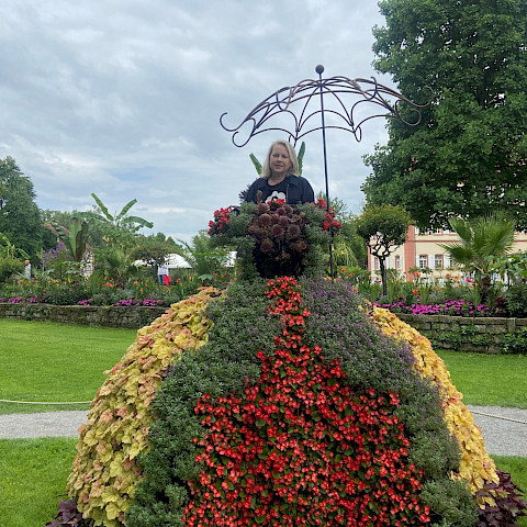 Niina Puronurmi sai kukkamekon ylleen Mainaun saarella.