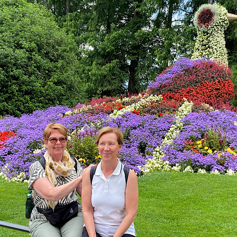 Riitta Halme ja Jaana Björk ihailivat Mainaun saarella muun muassa kukkaisriikinkukkoa.