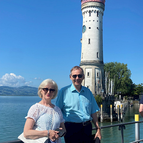 Gluteeniton elämä -lehden lukijaraadin jäsen Tuula Mäkinen Rauno puolisoineen Lindaun kaupungin majakalla.