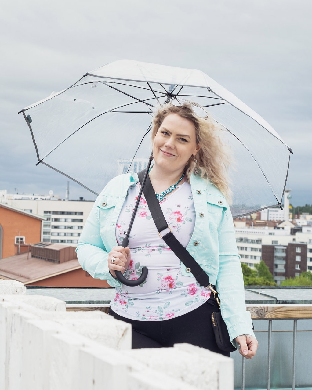 Hymyilevä nuori nainen pitelee lautasta, jossa on kaunis gluteeniton kakkupala. Kuva: Laura Tammisto